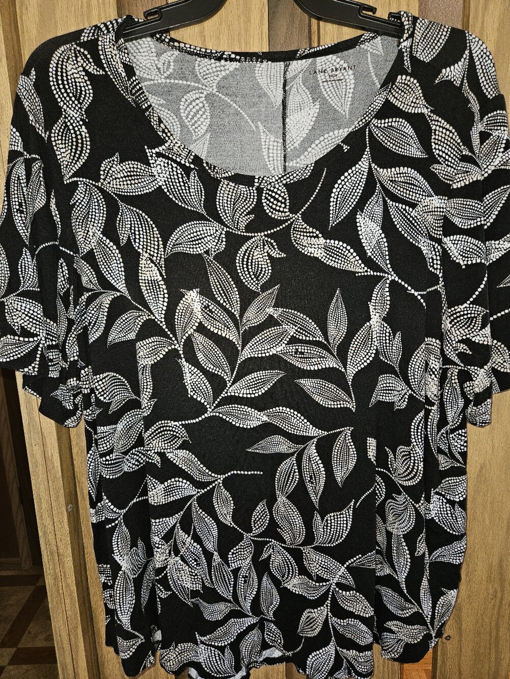 Lane Bryant Sz 26/28 Black/Tan/White Leaf-Print Short Sleeve Tee